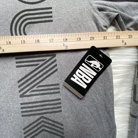 NWT NBA Mens Gray Spell Out Word/Logo Long Sleeve Crew Neck T Shirt Size Large L - Picture 8 of 15